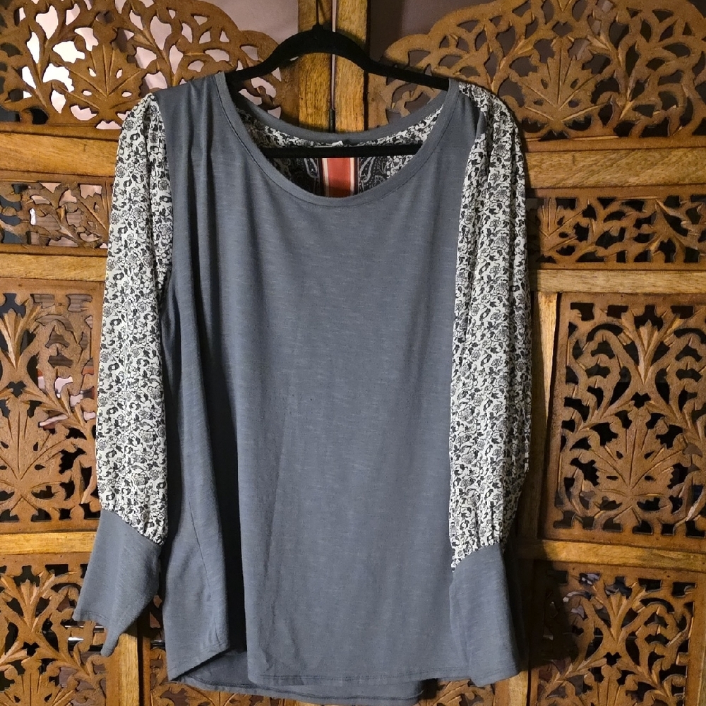 🌟 Maurices Charcoal and White Patterned Sleeve Blouse Size XXL